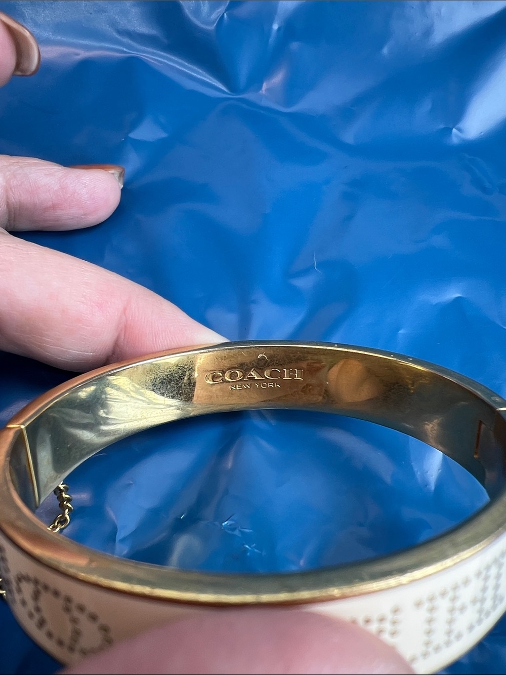 Coach, gold hinged bracelet - Picture 2 of 5